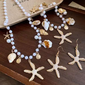 Detailaufnahme eines hochwertigen Schmucksets mit Perlen, Seesternen und Muscheln