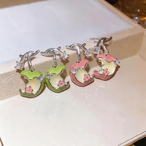 Pendientes de manzana de esmalte y circón con diseño de flores en rosa y verde