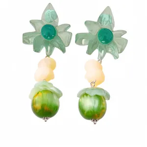 Eleganti orecchini a fiore in resina verde con perline rotonde su sfondo bianco neutro