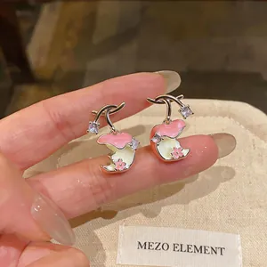 Vista detallada de pendientes de botón de manzana en esmalte rosa con circonitas y plata