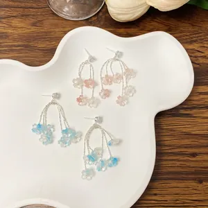 Elegante Blumen-Ohrhänger mit Silbernadeln, Zirkonia und filigranen Harzblütenblättern