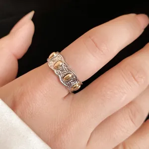 Elegante anillo abierto ovalado arrugado bicolor plata y oro para mujer en el índice.