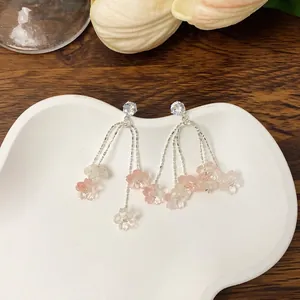Elegante Ohrstecker aus Silber mit schönen Harzblumenquasten und Zirkonia-Akzenten