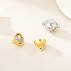 Gros plan sur des fermoirs magnétiques sphériques en inox doré et argenté pour bijoux DIY