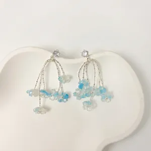 Elegante Zirkonia-Ohrringe mit blauen Resine-Blumen und Quasten für einen süßen Sommerlook