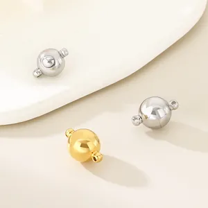 Gros plan de fermoirs magnétiques sphériques en acier inoxydable pour bijoux DIY