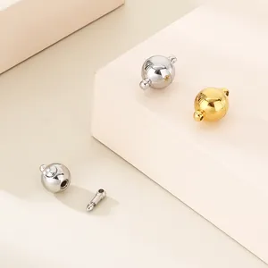 Détail macro de fermoirs magnétiques sphériques en acier inoxydable pour création de bijoux