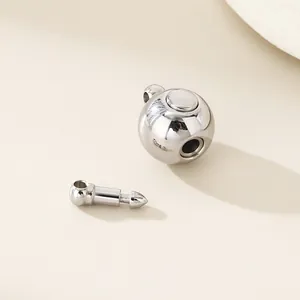 Gros plan d'un fermoir magnétique sphérique en acier inoxydable pour bijoux artisanaux