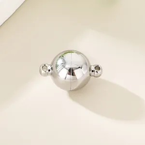 Gros plan d'un fermoir magnétique sphérique en argent poli pour la création de bijoux DIY.