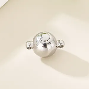 Vue détaillée d'un fermoir magnétique sphérique en acier inoxydable pour bijoux