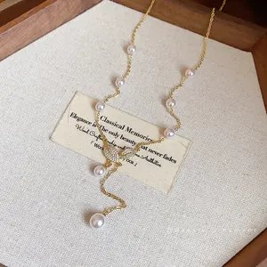 Elegante collana placcata oro 18 carati con pendente a foglia di zircone e perle bianche