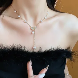 Elegante collana con foglie e perle placcata oro 18k con accenti in zircone lucido