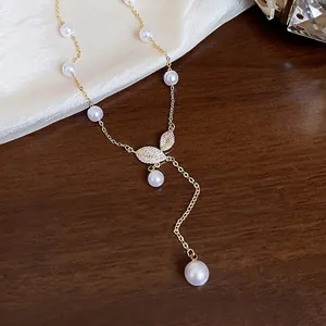 Collana placcata oro 18 carati con foglie in zircone e perle bianche eleganti