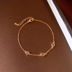 Bracciale vintage placcato oro con tre zirconi viola ovali su una catena delicata