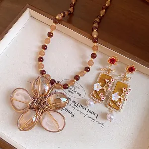 Set collana di perle a fiori stile corte vintage e orecchini floreali oro ambra