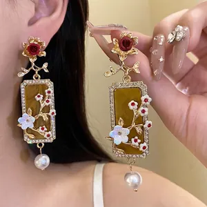 Orecchini vintage stile palazzo con fiori smaltati e pendente di perla
