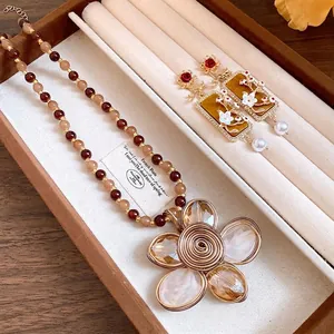Elegante set collana fiori perline vintage e orecchini floreali in stile palazzo retrò