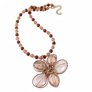 Collana vintage stile corte con grande ciondolo a fiore traslucido avvolto nel filo