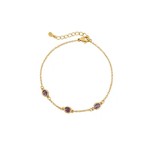 Elegante bracciale a catena placcato oro con tre zirconi viola ovali da donna