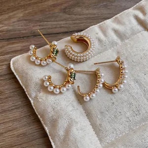 Eleganti orecchini a cerchio placcati oro 18K con perle bianche e zirconi verdi.