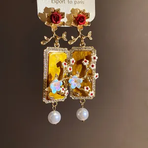 Dettaglio degli orecchini vintage in stile palazzo francese con rosa e perla