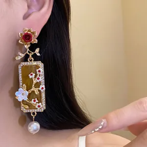 Orecchini vintage stile corte con fiori, pannello ambrato ed elegante dettaglio in perla.