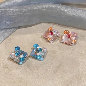 Elegantes pendientes de botón cuadrados con strass y perlas en tonos azul y rosa