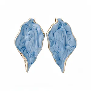 Retro-Ohrstecker in blauer Marmor-Optik in Blattform mit goldfarbenen Rändern