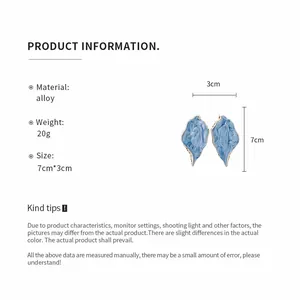 Detailansicht der blauen faltigen Blatt-Ohrringe mit Material- und Größenangaben.