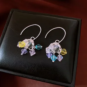 Elegante silberne hohlgeformte Blumenohrringe mit lebhaften bunten Kristallperlen