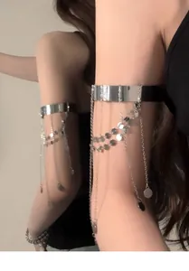 Elegante bracciale da braccio in argento con nappe di paillettes su una modella