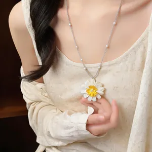 Primo piano dettagliato di una fresca collana di perle margherita su catena d'argento