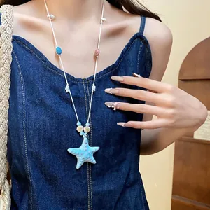 Collar con colgante de estrella de mar colorida para vacaciones de playa moda.