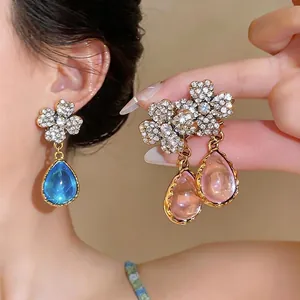 Eleganti orecchini a lobo a fiore vintage con strass e pendenti a goccia in resina