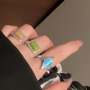 Vintage versilberte offene Ringe mit bunten Katzenaugensteinen in geometrischen Palastdesigns