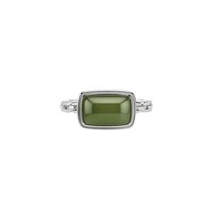 Eleganter geometrischer Vintage Ring mit rechteckigem olivgrünem Stein Retro
