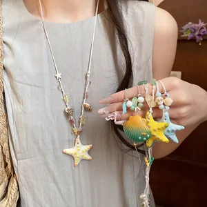 Collares de cuentas de estrellas de mar y conchas de colores para lucir en la playa