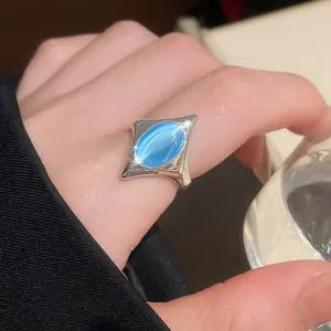 Detailansicht eines silbernen Vintage-Rings mit einem ovalen blauen Katzenaugenstein