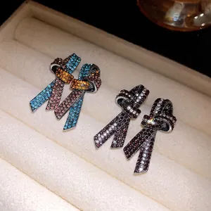 Pendientes de tuerca vintage con diseño de nudo de cuerda y pedrería brillante de lujo