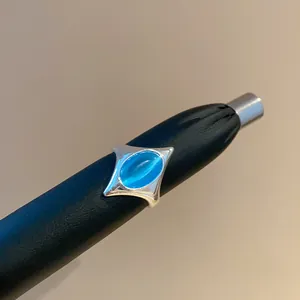 Detaillierte Nahaufnahme eines Vintage-Rings mit einer blauen Katzenaugenstein-Einlage