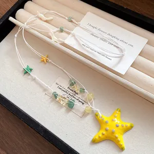 Vista detallada que muestra la textura del colgante de estrella de mar y cuentas