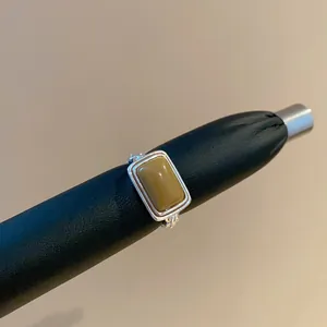 Detailansicht eines Vintage-Rings mit einem rechteckigen Katzenaugenstein-Einsatz