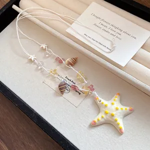 Primer plano de un collar de cuentas de estrella de mar con conchas de playa