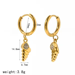Detaillierte Maße der goldenen Edelstahl-Ohrringe mit Muschelanhängern und Kristallen