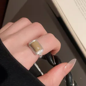 Detailaufnahme eines vintage geometrischen Katzenaugen-Rings in silberner Ausführung