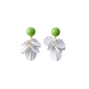 Élégantes boucles d'oreilles pétales en acrylique blanc et puces dorées 18k pour femmes.
