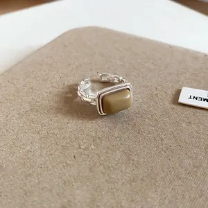 Detailgetreue Nahaufnahme eines Vintage-Silberkettenrings mit braunem Katzenaugenstein