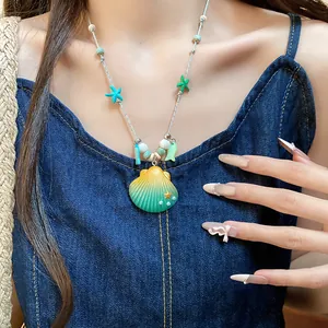 Primer plano detallado del collar de cuentas de estrella de mar colorido estilo playa