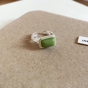 Nahaufnahme eines vintage silbernen Rings mit einem grünen Katzenaugen-Stein