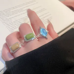 Nahaufnahme von Vintage geometrischen Ringen mit bunten Katzenaugen-Steinen.